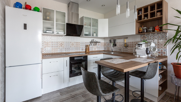 Белая кухня с деревянной столешницей: какие избежать ошибки и какой стиль выбрать